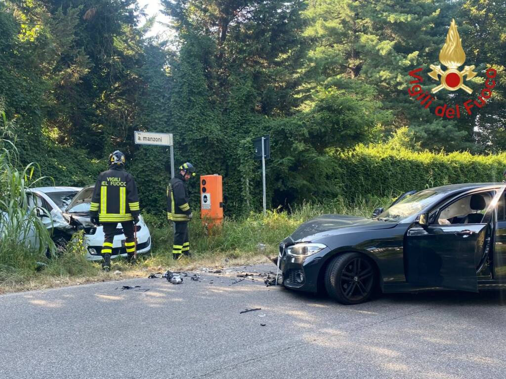 incidente cassina rizzardi scontro auto soccorsi aumbulanza e vigili del fuoco