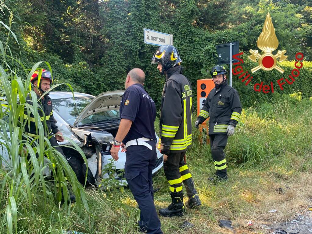 incidente cassina rizzardi scontro auto soccorsi aumbulanza e vigili del fuoco