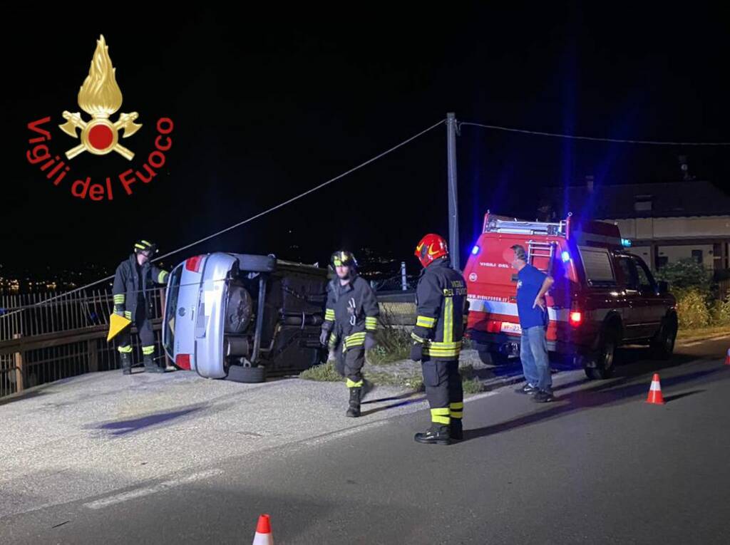 incidente lezzeno lariana auto ribaltata in strada soccorsi vigili fuoco 118