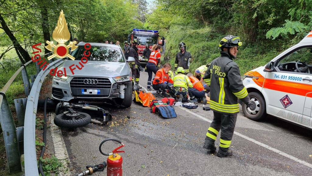 incidente mortale valbrona muore ragazzo 18enne comasco con la moto contro auto vigili fuoco