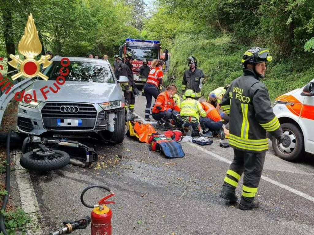 incidente mortale valbrona muore ragazzo 18enne comasco con la moto contro auto vigili fuoco