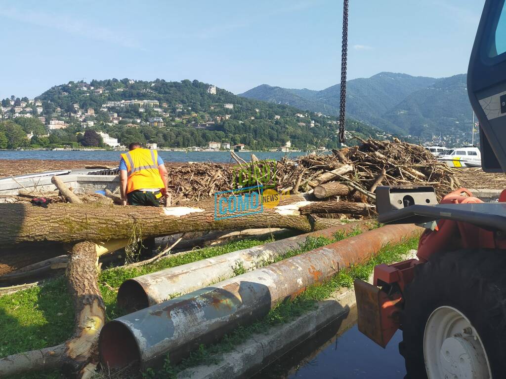 lagna arrivata allhangar di como detriti dopo maltempo operai al lavoro ruspe e camion