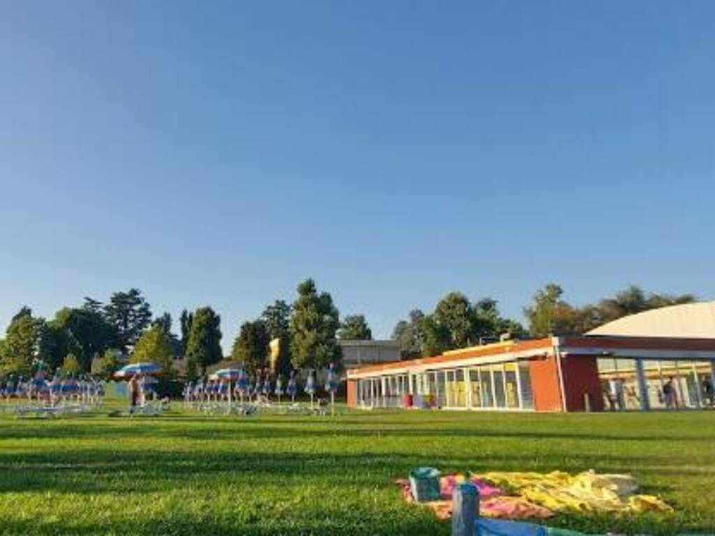 malore bambino alla piscina di cermenate generiche impianto piscina cermenate