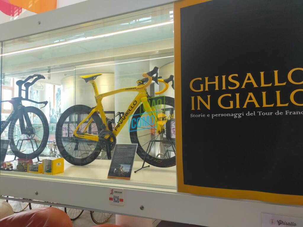 mostra ghisallo in giallo al museo del ghisallo con direttrice e presidente bici magie cimili del Tour de France