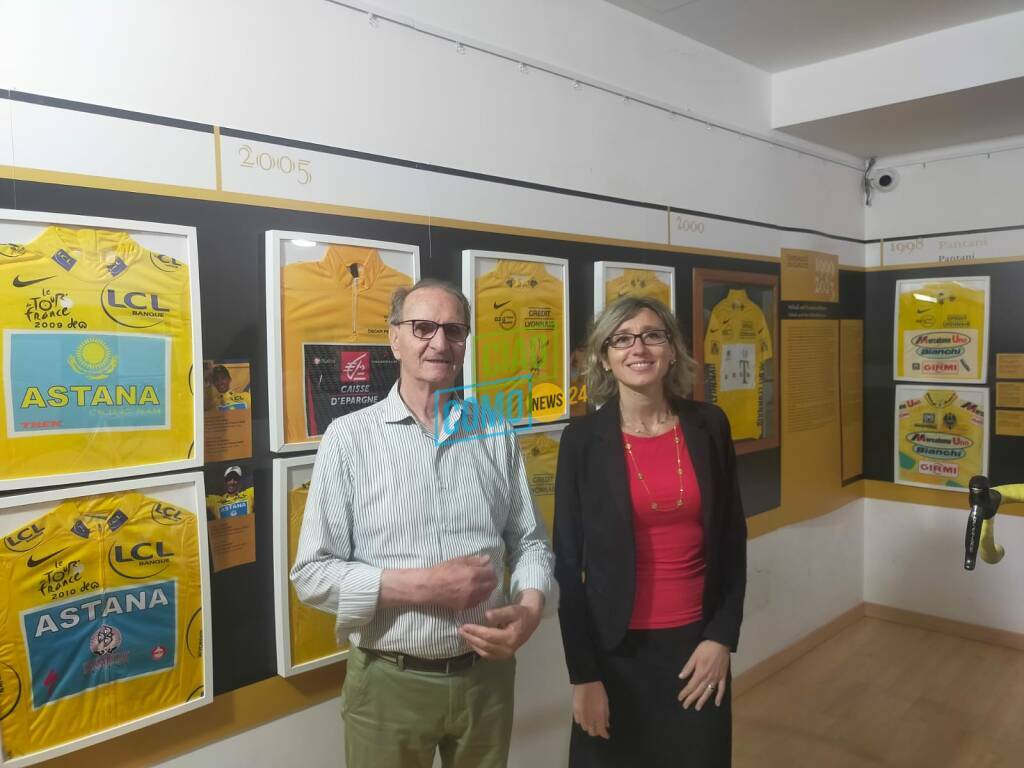 mostra ghisallo in giallo al museo del ghisallo con direttrice e presidente bici magie cimili del Tour de France