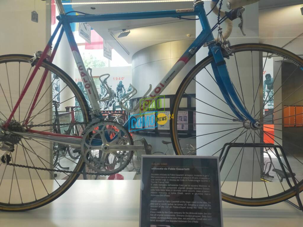 mostra ghisallo in giallo al museo del ghisallo con direttrice e presidente bici magie cimili del Tour de France