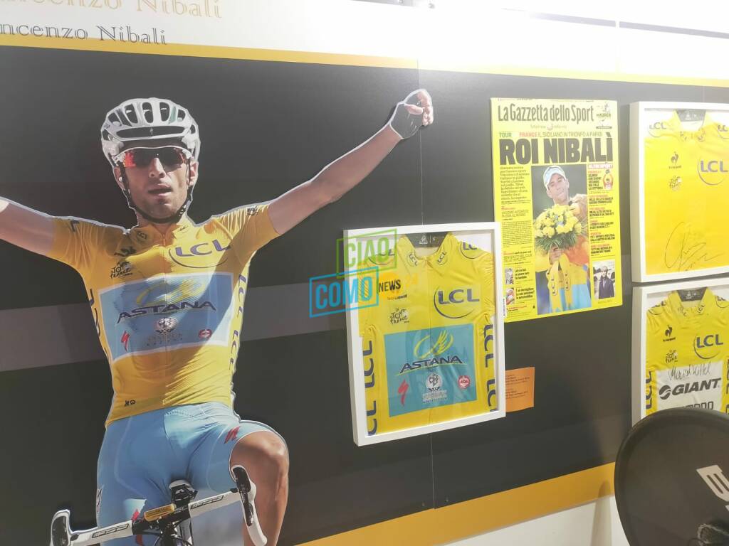 mostra ghisallo in giallo al museo del ghisallo con direttrice e presidente bici magie cimili del Tour de France