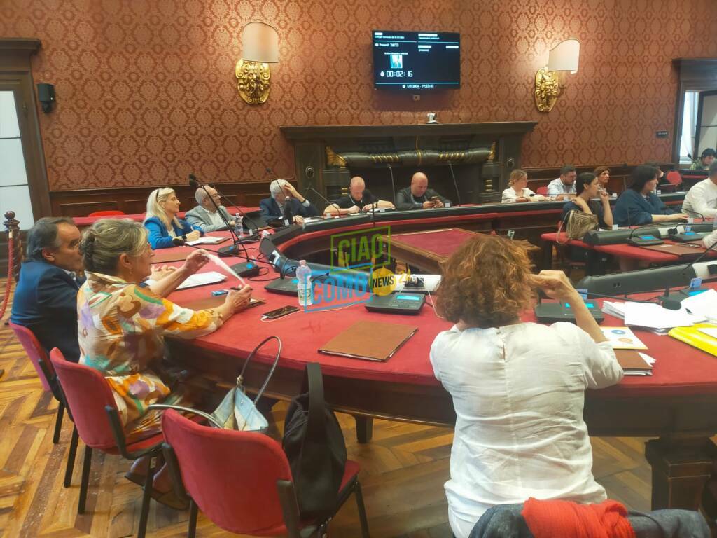 seduta stasera consiglio comunale como sindaco piedi opposizione negretti pd e molteni