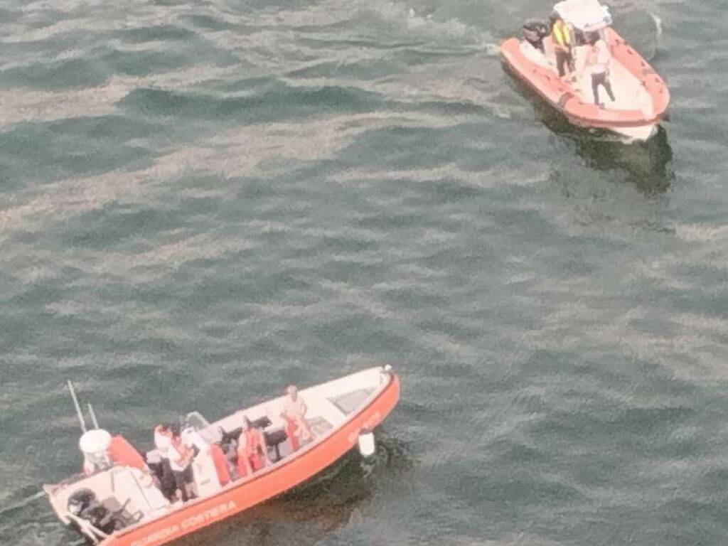 tragedia lago di como turista inglese annega dopo tuffo, ricerche elicottero e barche vigili fuoco