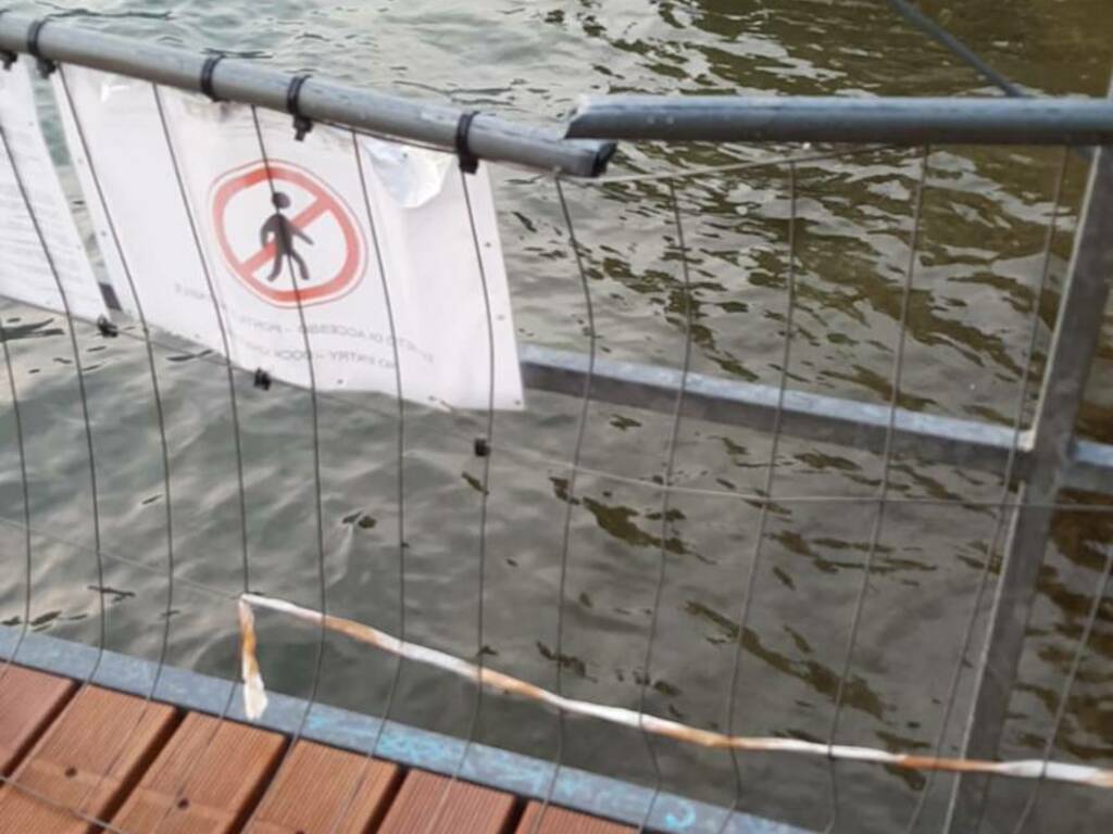 vandali danneggiano il pontile di girola di blevio fino a farlo affondare immagini pontile danneggiato