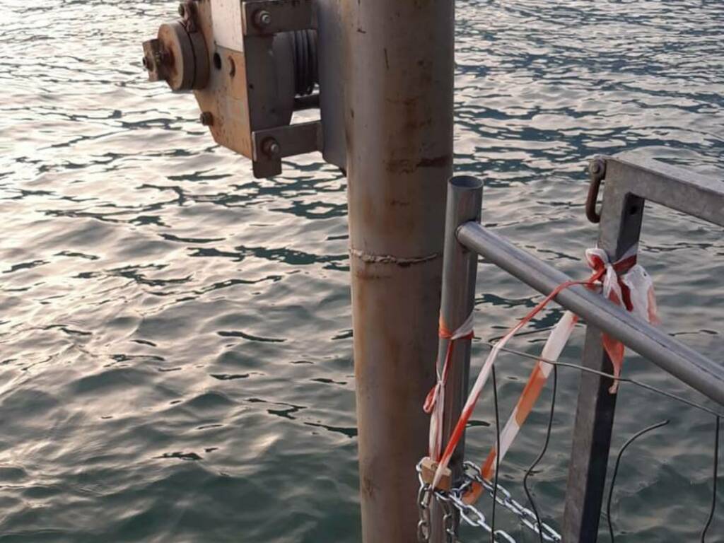 vandali danneggiano il pontile di girola di blevio fino a farlo affondare immagini pontile danneggiato