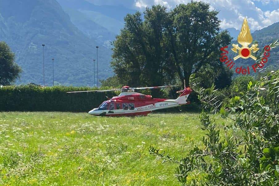 vigili del fuoco gommoni ricerche turista scomparso lago a dongo ed elicottero sul prato per ricerche lago