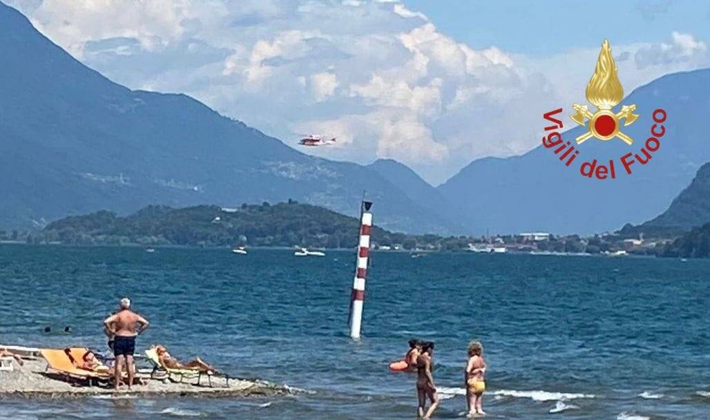 vigili del fuoco gommoni ricerche turista scomparso lago a dongo ed elicottero sul prato per ricerche lago