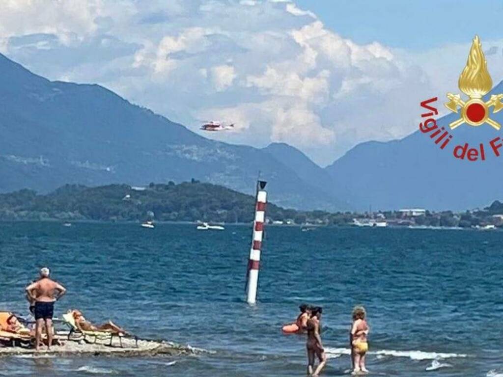 vigili del fuoco gommoni ricerche turista scomparso lago a dongo ed elicottero sul prato per ricerche lago