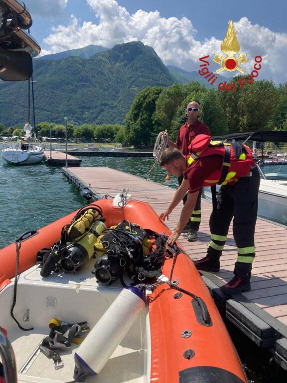 vigili del fuoco recupero corpo turista tedesco annegato nel lago a dongo generico gommone