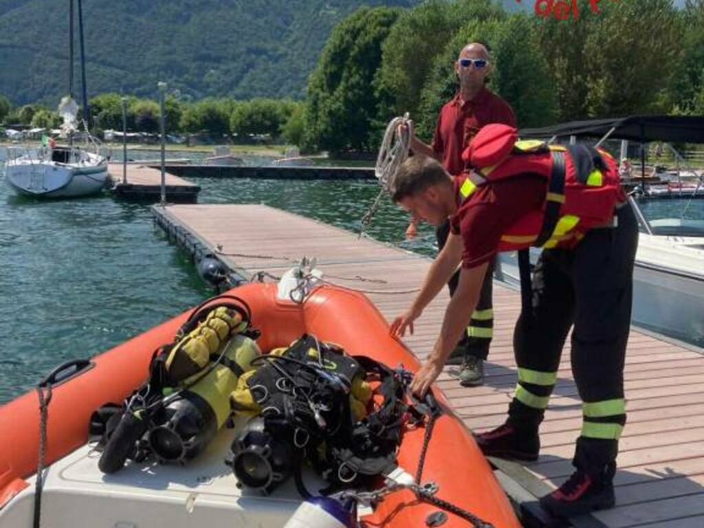 vigili del fuoco recupero corpo turista tedesco annegato nel lago a dongo generico gommone