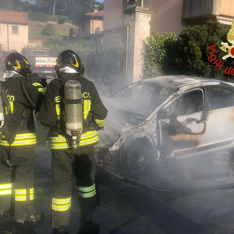 arosio auto prende fuoco in strada intervento vigili del fuoco