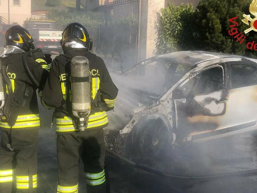 arosio auto prende fuoco in strada intervento vigili del fuoco