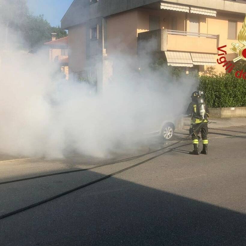 arosio auto prende fuoco in strada intervento vigili del fuoco