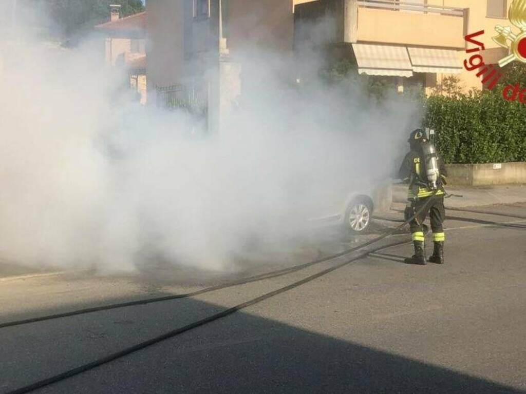 arosio auto prende fuoco in strada intervento vigili del fuoco