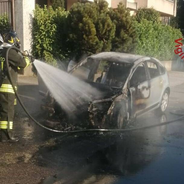 arosio auto prende fuoco in strada intervento vigili del fuoco