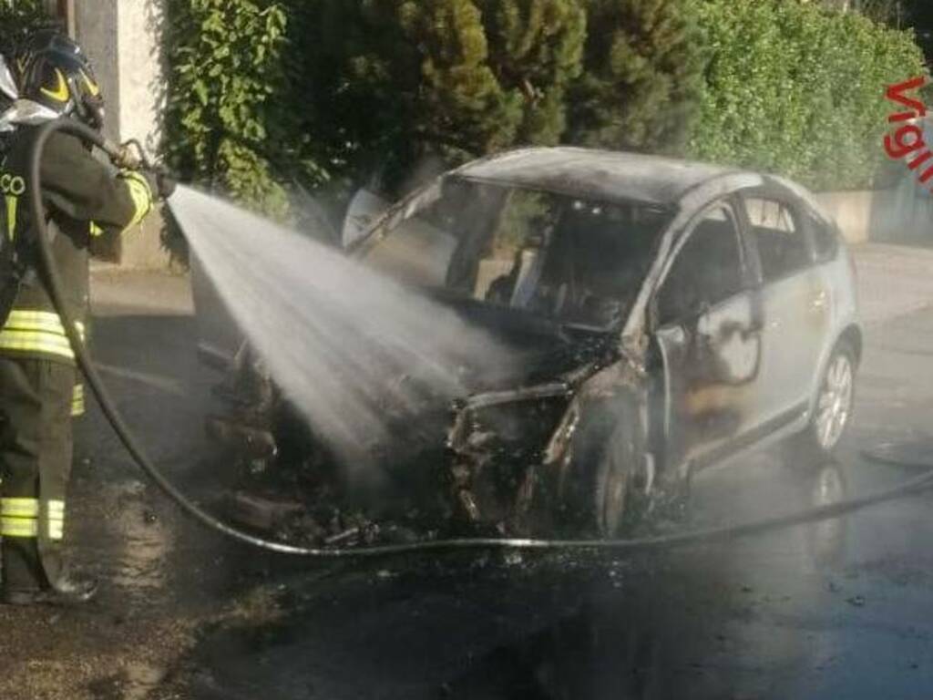 arosio auto prende fuoco in strada intervento vigili del fuoco