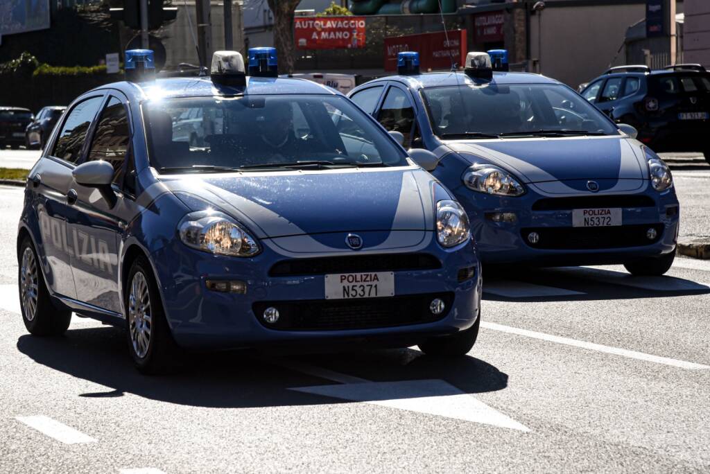 auto polizia questura generica agenti e polizia