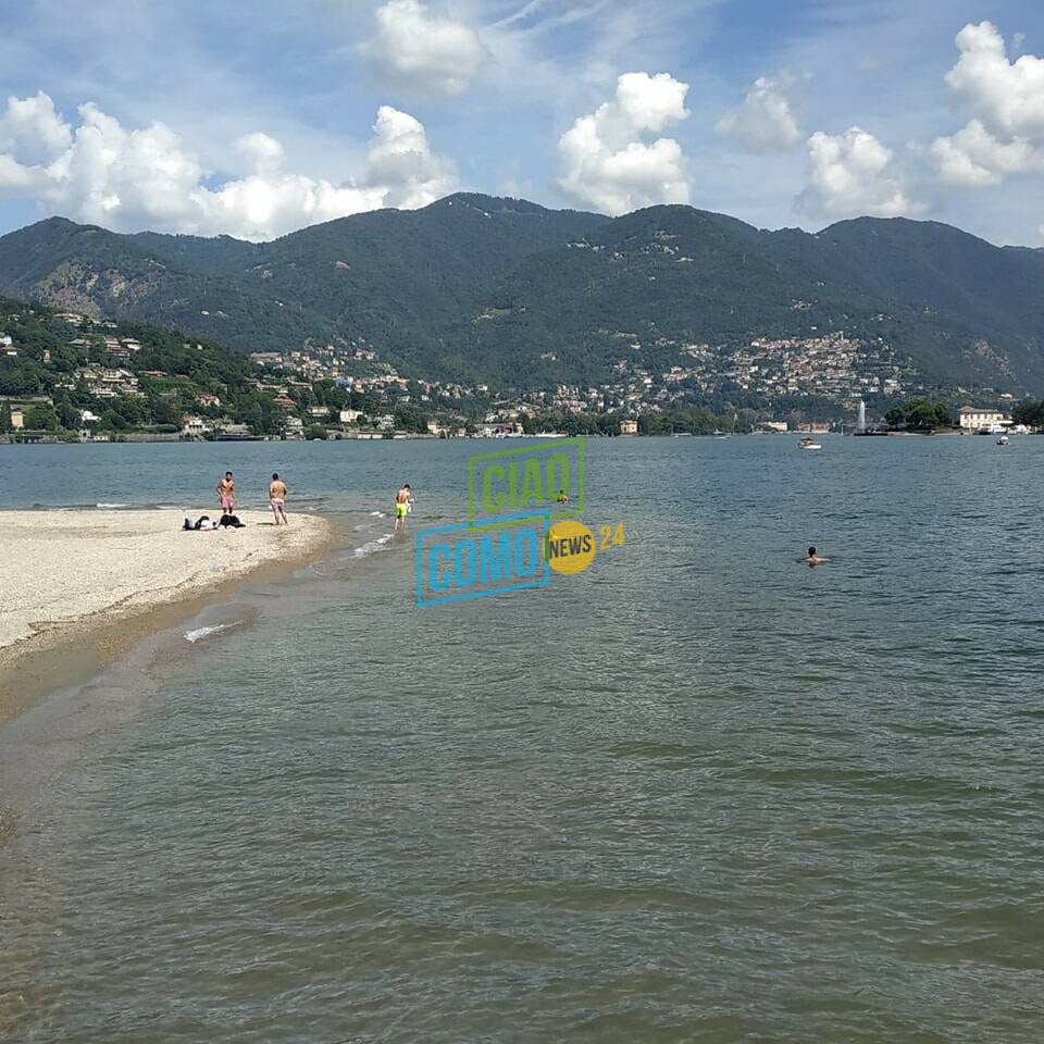 bagni nel lago dietro tempio voltiano anche oggi tanti a mollo