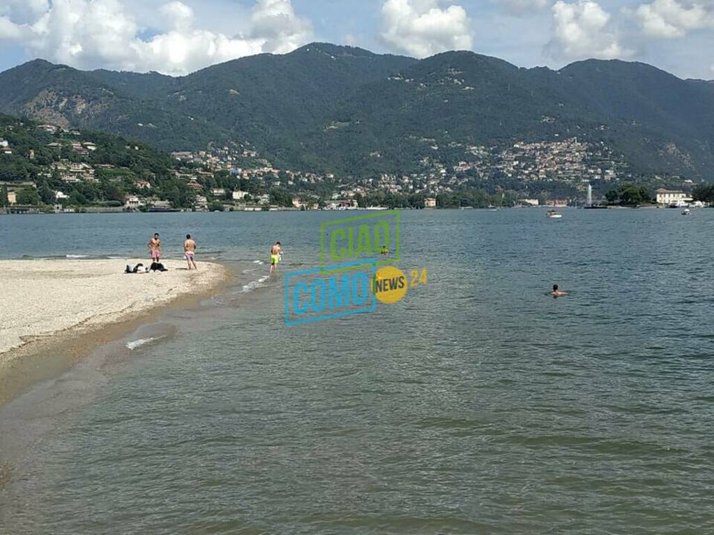 bagni nel lago dietro tempio voltiano anche oggi tanti a mollo