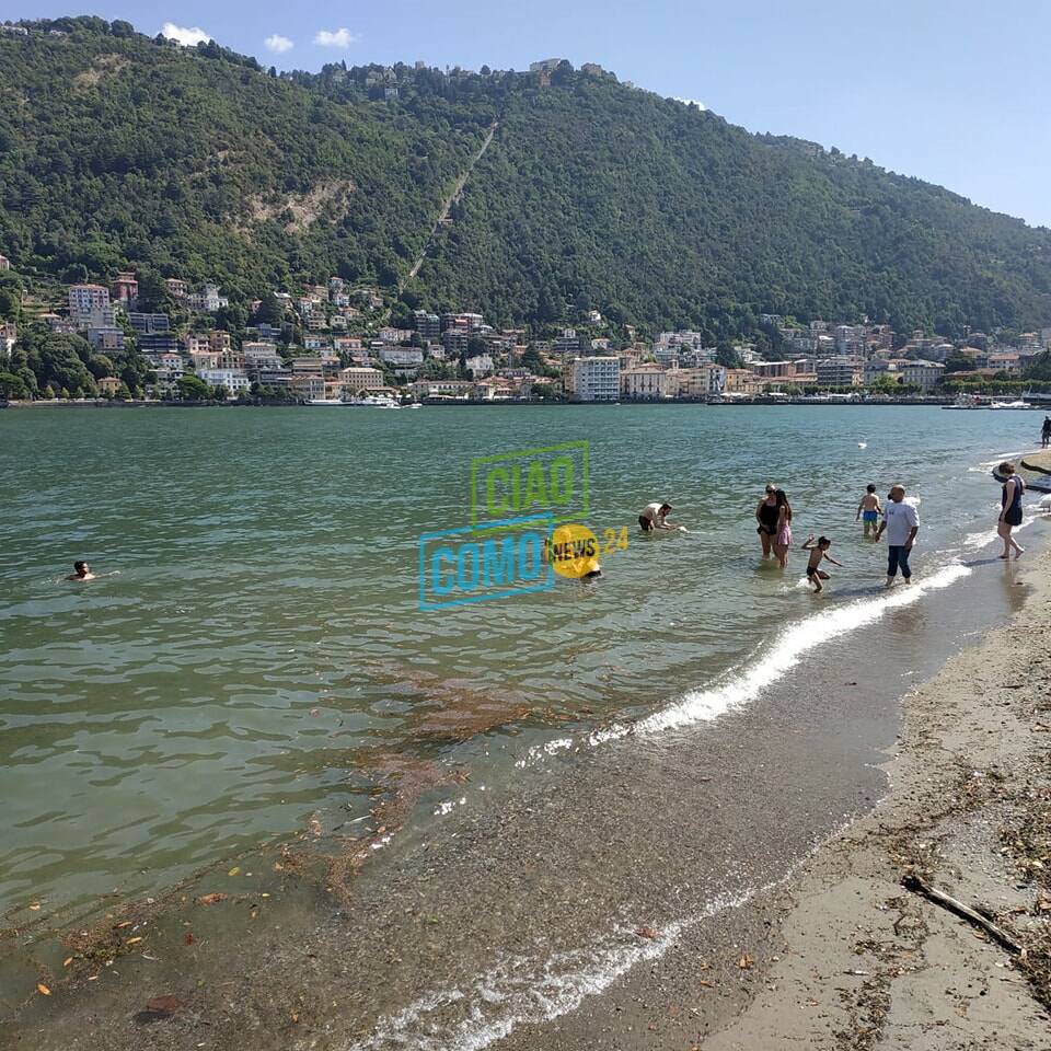 bagni nel lago dietro tempio voltiano anche oggi tanti a mollo