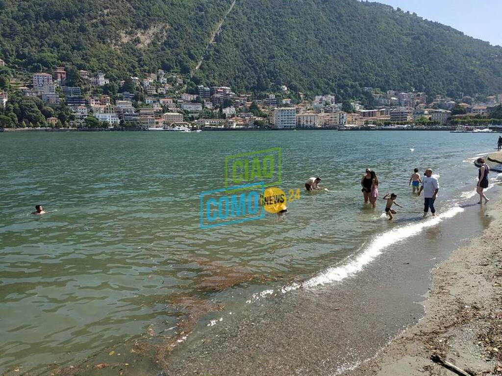 bagni nel lago dietro tempio voltiano anche oggi tanti a mollo