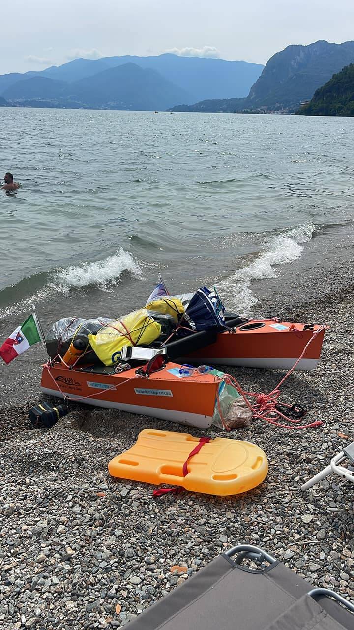 cristian civati e stefanoa storace nuotano nel lago per solidarietà preparazione e partenza