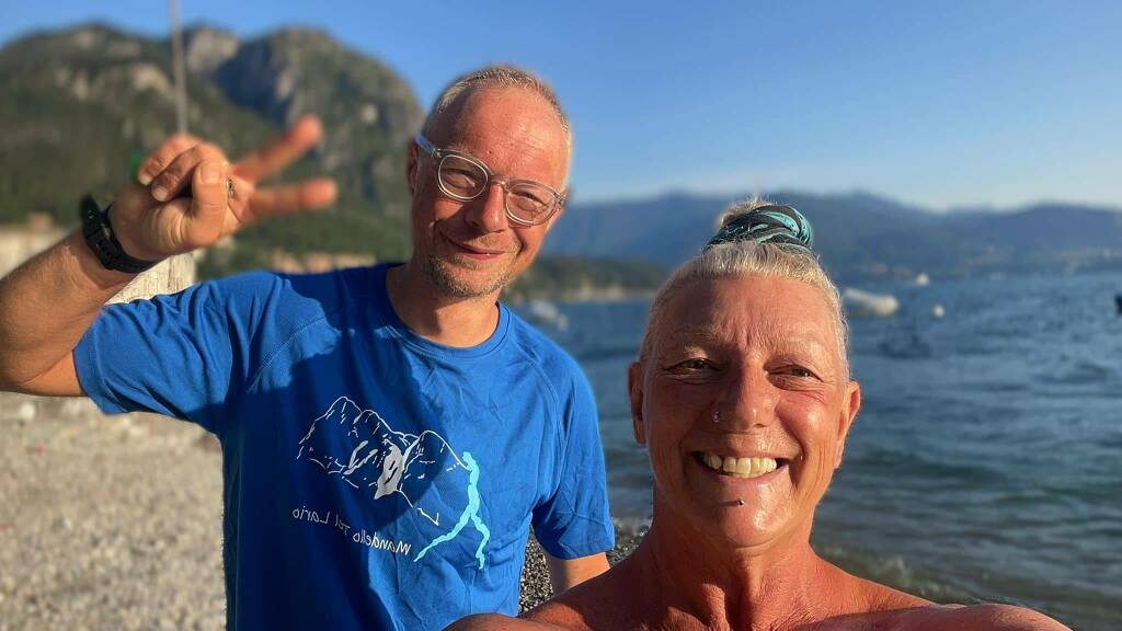 cristian civati e stefanoa storace nuotano nel lago per solidarietà preparazione e partenza