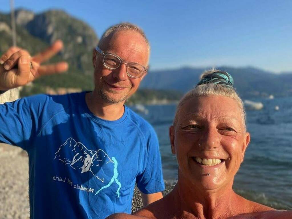 cristian civati e stefanoa storace nuotano nel lago per solidarietà preparazione e partenza