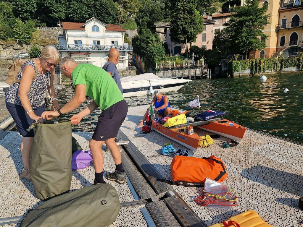 cristian civati e stefanoa storace nuotano nel lago per solidarietà preparazione e partenza