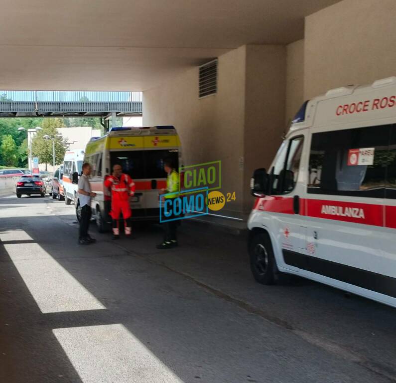 esterno pronto soccorso sant'anna con ambulanze parcheggiate