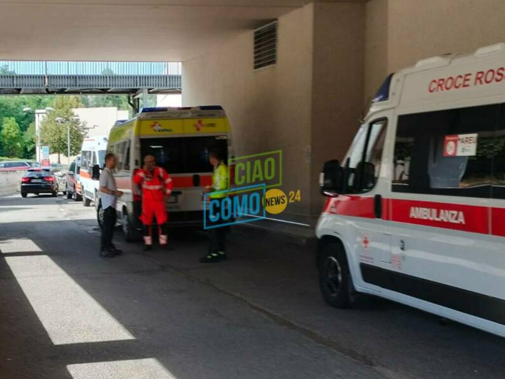 esterno pronto soccorso sant'anna con ambulanze parcheggiate