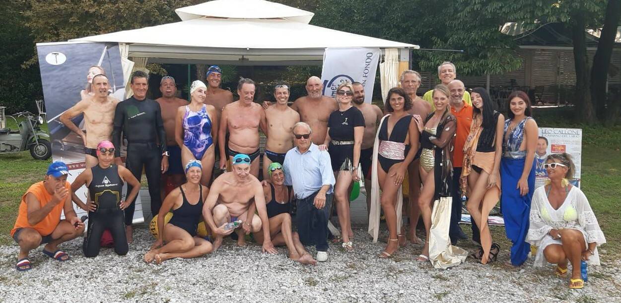 festa per i 79 anni di callone il caimano del lago attraversa il lario con amici al seguito