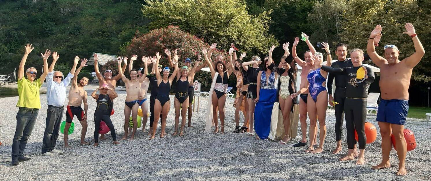 festa per i 79 anni di callone il caimano del lago attraversa il lario con amici al seguito