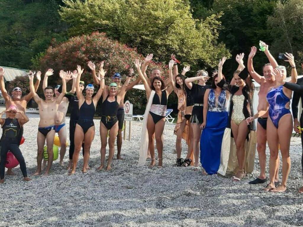 festa per i 79 anni di callone il caimano del lago attraversa il lario con amici al seguito