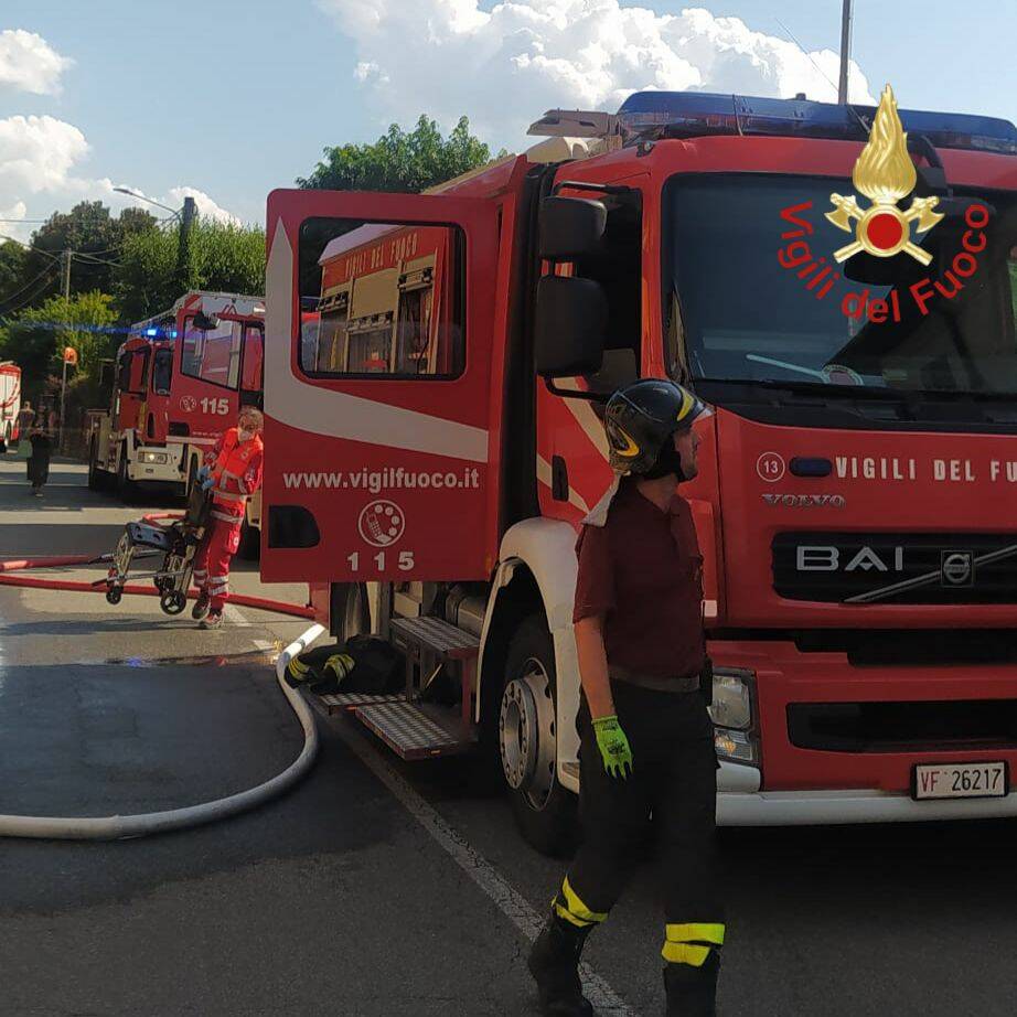 incendio appartamento di via Unione a Lurate Caccivio i vigili del fuoco ed i soccorritori