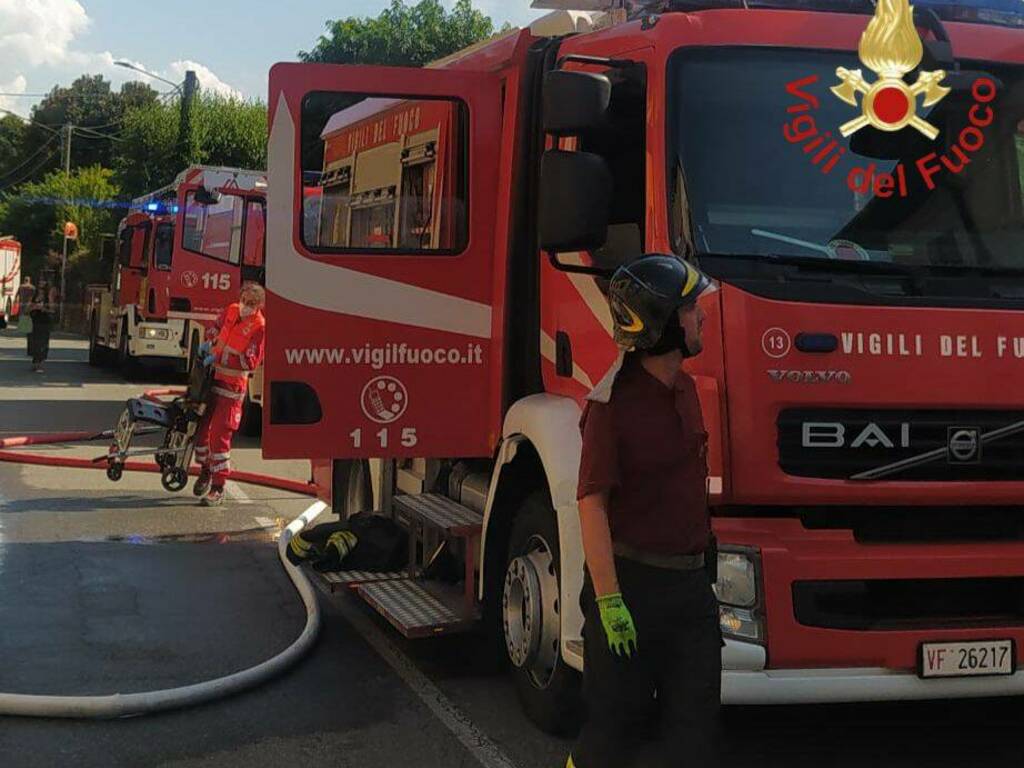 incendio appartamento di via Unione a Lurate Caccivio i vigili del fuoco ed i soccorritori