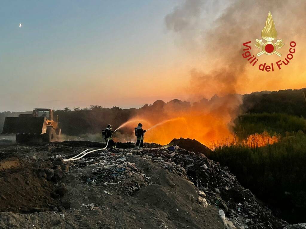 incendio discarica econord di mozzate fiamme e fumo denso, intervento dei vigili del fuoco