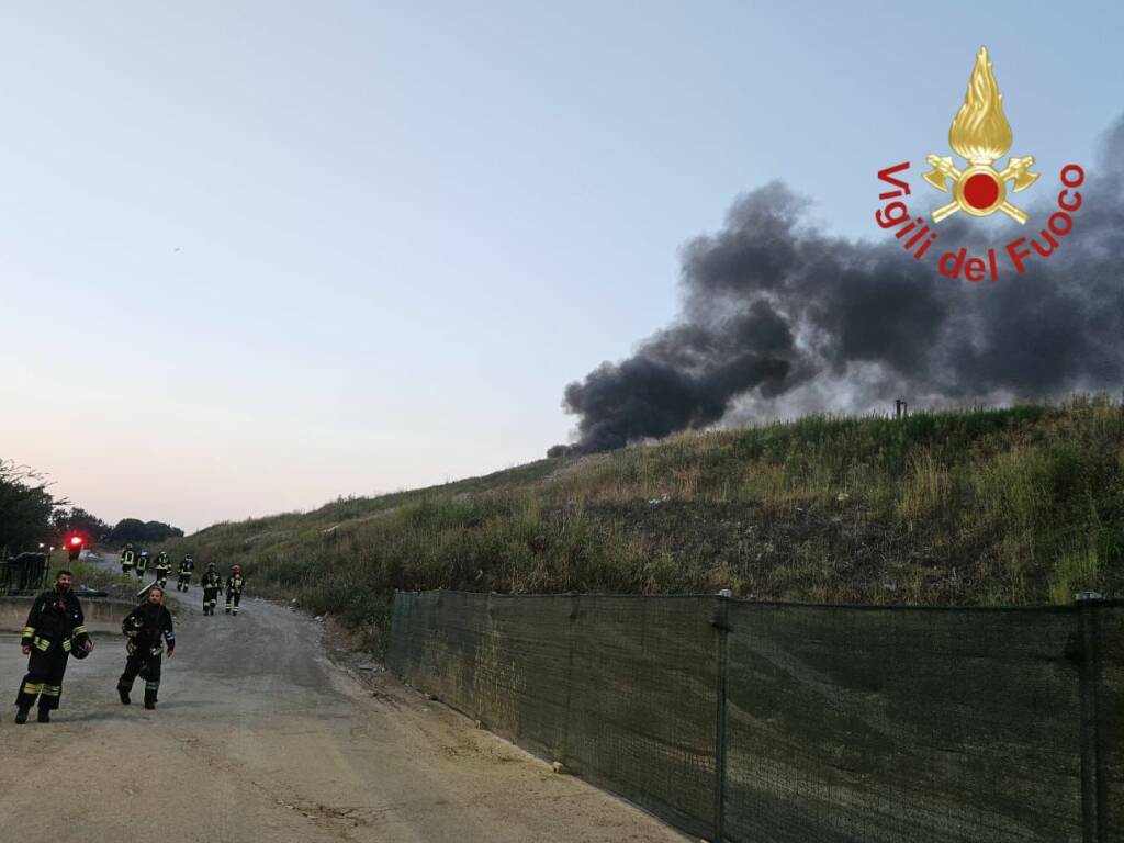 incendio discarica econord di mozzate fiamme e fumo denso, intervento dei vigili del fuoco