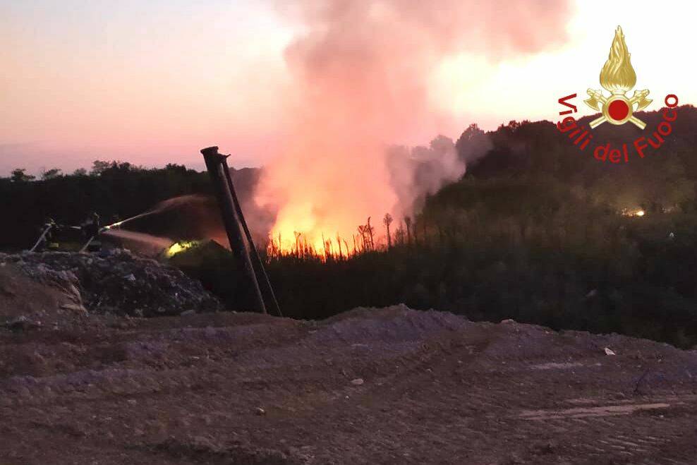 incendio discarica econord di mozzate fiamme e fumo denso, intervento dei vigili del fuoco