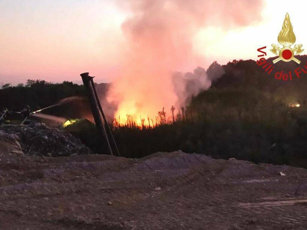 incendio discarica econord di mozzate fiamme e fumo denso, intervento dei vigili del fuoco