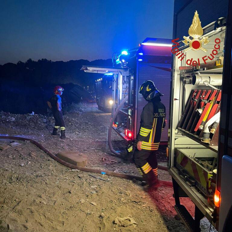 incendio discarica econord di mozzate fiamme e fumo denso, intervento dei vigili del fuoco