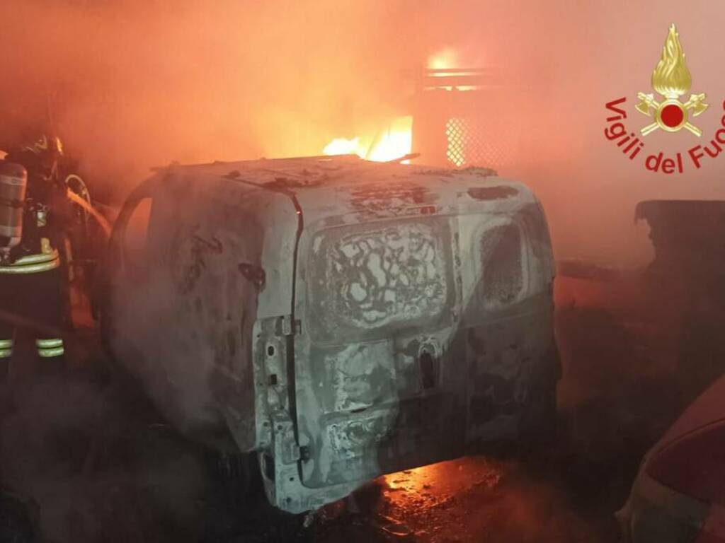 incendio notte a lurate caccivio intervento vigili del fuoco distrutte due auto e tre furgoni