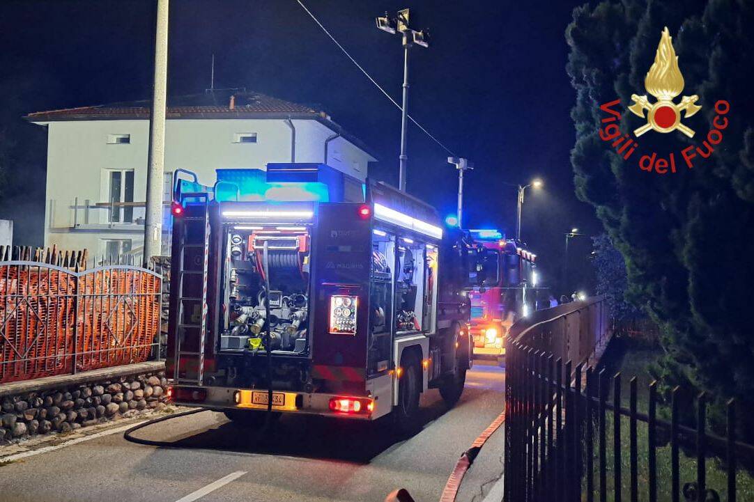 incendio notte a lurate caccivio intervento vigili del fuoco distrutte due auto e tre furgoni