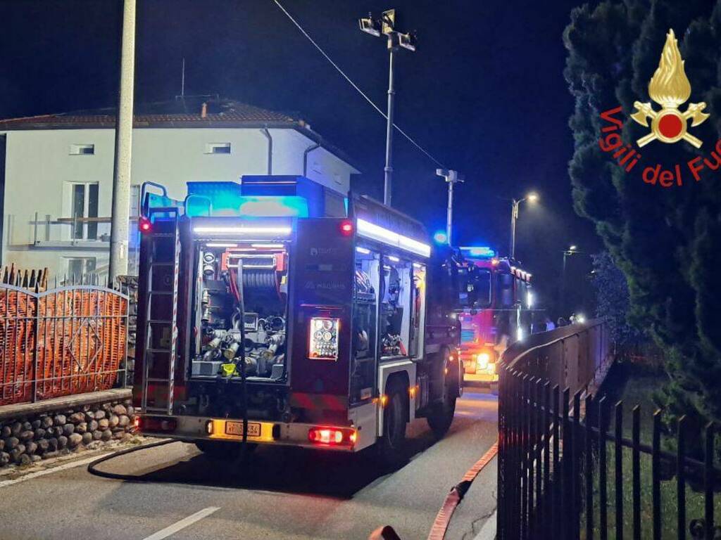 incendio notte a lurate caccivio intervento vigili del fuoco distrutte due auto e tre furgoni